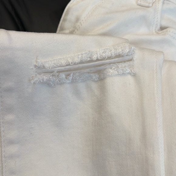 ⭐️Chic White DL1961 Jeans w/ Frayed hem and knee + Pristine Condition ✨ - Picture 3 of 5